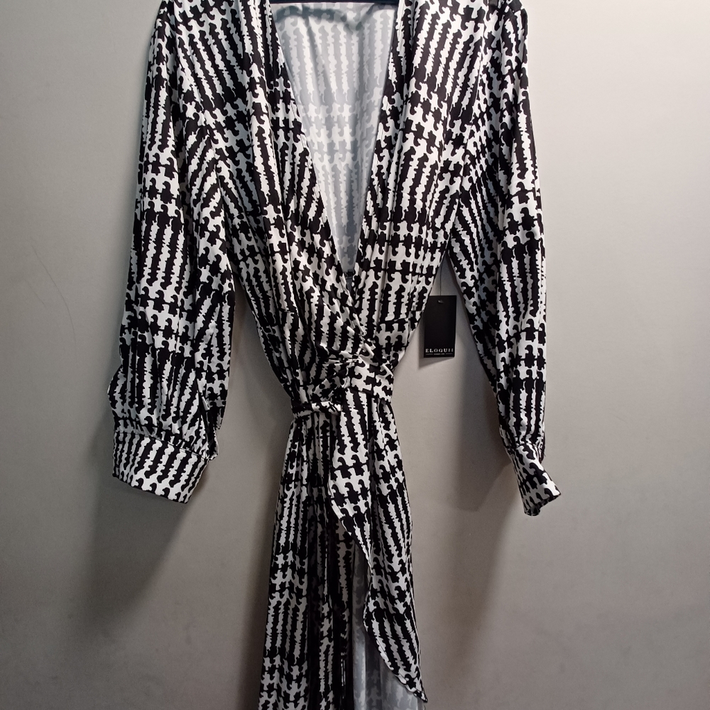 BKACK AND WHITE WRAP DRESS